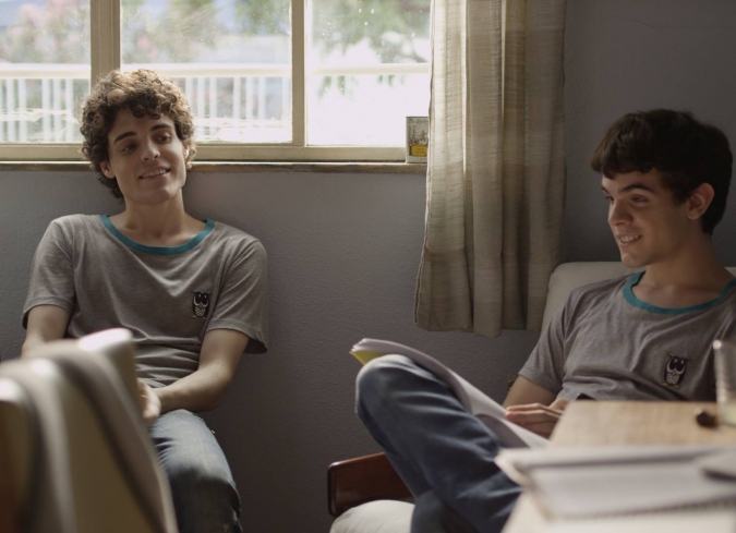 No quiero volver solo�es un relato jovial y sereno sobre el descubrimiento del primer amor entre dos adolescentes homosexuales. Una narrativa delicada que aborda con humor directo la situaci�n del personaje protagonista, Leo y su ceguera, con bromas ligeras sin llegar a la violencia.  - ENFILME.COM