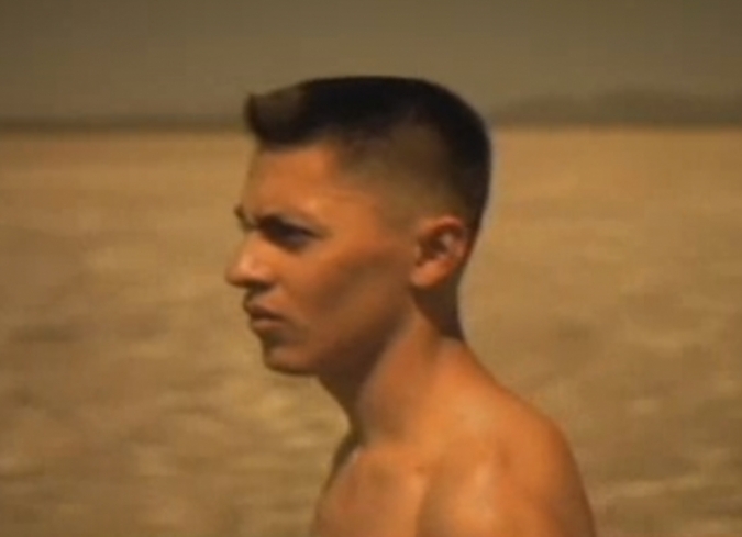 Dos hombres sobre la tierra se separan, los perdemos de vista, la c�mara gira sobre su eje en un paraje des�rtico, vemos el polvo, las monta�as. Escuchamos un piano, el murmullo de unas voces masculinas, los personajes entran y salen de cuadro mientras la c�mara gira, en una de las ya tan conocidas coreograf�as cinematogr�ficas de la puesta en escena caracter�stica del realizador mexicano.  - ENFILME.COM