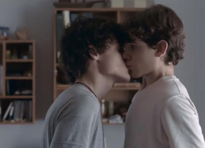 No quiero volver solo�es un relato jovial y sereno sobre el descubrimiento del primer amor entre dos adolescentes homosexuales. Una narrativa delicada que aborda con humor directo la situaci�n del personaje protagonista, Leo y su ceguera, con bromas ligeras sin llegar a la violencia.  - ENFILME.COM