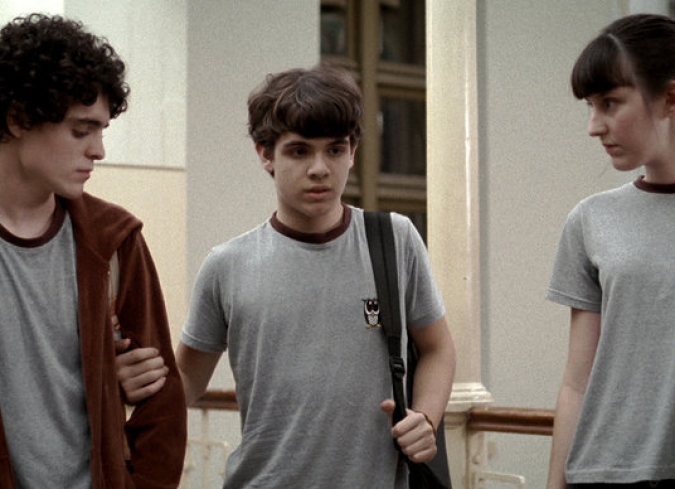 No quiero volver solo�es un relato jovial y sereno sobre el descubrimiento del primer amor entre dos adolescentes homosexuales. Una narrativa delicada que aborda con humor directo la situaci�n del personaje protagonista, Leo y su ceguera, con bromas ligeras sin llegar a la violencia.  - ENFILME.COM