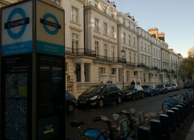 Notting Hill es un escenario, un set, un centro de inspiraci�n, una evocaci�n constante en el arte, un lugar que nos gusta observar con buena m�sica. Les dejamos un video muy corto de sus inolvidables calles con m�sica de Four  - ENFILME.COM