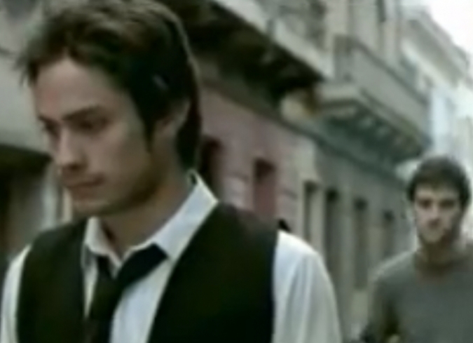 Pablo (Bernal) vive atormentado por el recuerdo de la desaparici�n de su padre durante la dictadura militar en Uruguay en los a�os 70. Despu�s de la declaraci�n de amnistia en 1985, el joven, que ha pasado la mayor parte de su vida en M�xico, decidide regresar a aquel pa�s y aprovechar la vigencia de la Ley de Duelo para vengarse por esa v�a del militar que desapareciera a su padre.  - ENFILME.COM