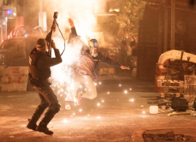 A�n es de noche en Caracas�no requiere que el espectador conozca todo el contexto en el que se desdobla, para entender la historia ni el fondo del discurso, aunque todo mundo conozca la situaci�n de Venezuela.  - ENFILME.COM