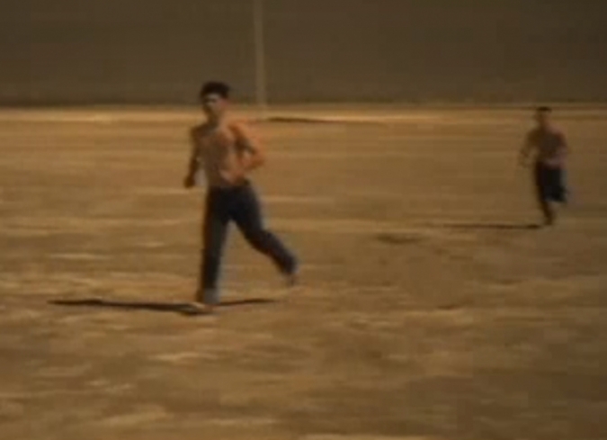 Dos hombres sobre la tierra se separan, los perdemos de vista, la c�mara gira sobre su eje en un paraje des�rtico, vemos el polvo, las monta�as. Escuchamos un piano, el murmullo de unas voces masculinas, los personajes entran y salen de cuadro mientras la c�mara gira, en una de las ya tan conocidas coreograf�as cinematogr�ficas de la puesta en escena caracter�stica del realizador mexicano.  - ENFILME.COM