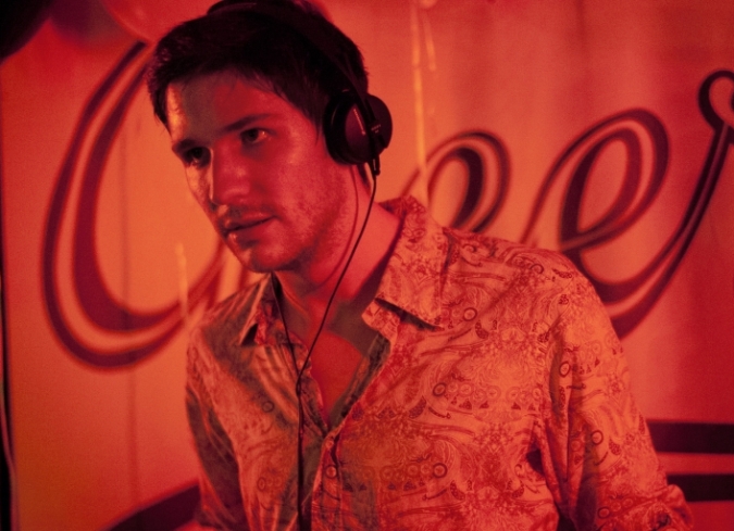 Fecha de estreno en M�xico: 6 de agosto, 2015. La vida de un par de DJs franceses que tienen el cr�dito de haber inventado el house franc�s.  - ENFILME.COM
