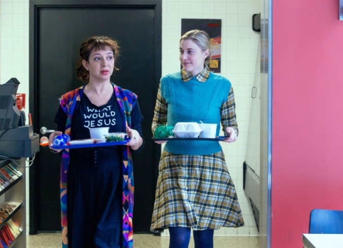 En su m�s reciente filme,�la cineasta estadounidense,�Rebecca Miller, ofrece una perspectiva cr�tica, audaz y divertida sobre los v�nculos humanos del siglo XXI, espec�ficamente cuando se trata de la toma de decisiones que muchas mujeres enfrentan hoy en d�a: la forma en la que quieren tener hijos, vivir su sexualidad, llevar una vida profesional, no tener parejas o s� tenerlas. Todo ello sumado a los malabares que deben ejecutar debido a las exigencias de sus c�rculos sociales y familiares, y c�mo afrontar la crianza de los ni�os o la intrusi�n de los exc�nyuges.  - ENFILME.COM