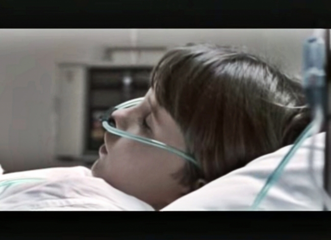 A escala: 'Entre dos'�(2003), del realizador mexicano�Michel Franco�(Despu�s de Luc�a, 2012;�Daniel & Ana, 2009) y ganador del Gran Premio en el Festival Internacional de Cine de Huesca, es el antecedente de su filme 'A los ojos'�(2013).  - ENFILME.COM