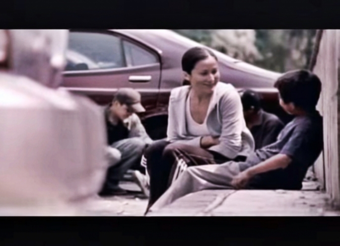 A escala: 'Entre dos'�(2003), del realizador mexicano�Michel Franco�(Despu�s de Luc�a, 2012;�Daniel & Ana, 2009) y ganador del Gran Premio en el Festival Internacional de Cine de Huesca, es el antecedente de su filme 'A los ojos'�(2013).  - ENFILME.COM