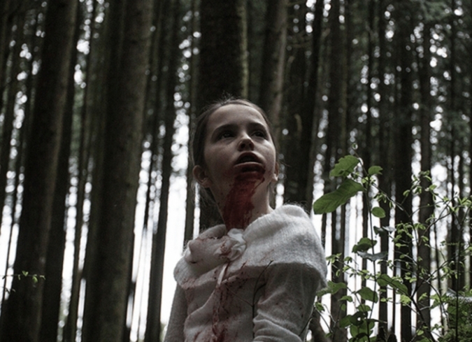 Samantha (Jessica McLeod), una adolescente que disfruta patinar, est� tratando de encontrar su lugar en su nueva familia. Sin embargo, ella no tiene demasiadas esperanzas para esto. Aunque su madre adoptiva, Liz (Jana Mitsoula), hace todo lo posible para involucrarla en las din�micas familiares, se enfrenta a una gran resistencia por parte de su padre adoptivo, Garrett (John Emmet Tracy). Su hermana adoptiva, Olivia (Hannah Cheramy), la trata como una verdadera hermana de sangre y, por lo tanto, siempre la persigue y desea estar a su lado, a veces con gran irritaci�n por parte de Samantha. Cuando Liz le dice a Samantha que la ama y quiere lo mejor, comienza a darse cuenta de que tiene la oportunidad de vivir una vida plena. La joven y su amiga Emily (Genevieve Buechner) hacen lo que todo adolescente hace en un pueblo aburrido: fumar y beber en casas de madera en ruinas. Un d�a, Samantha -responsable de guiar a Olivia a casa despu�s de la escuela-, env�a a su peque�a hermana a casa. Sin embargo, el camino es a trav�s de un bosque grande y oscuro donde, hace treinta a�os, una ni�a desapareci�. Cuando Samantha llega a casa m�s tarde, recibe la noticia de que Olivia est� desaparecida, marcando el comienzo de una pesadilla al interior del n�cleo familiar.  - ENFILME.COM