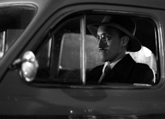 En 1942, cuando el Congreso de la Uni�n aprob� el decreto del presidente Manuel �vila Camacho, M�xico declara la guerra a las potencias del eje y se prepara para participar en el conflicto b�lico. En este contexto, muchos j�venes viven con la incertidumbre de que, en cualquier momento, ser�n llamados para unirse a las fuerzas armadas. Este es el caso de Jorge (Norman Delgadillo), un estudiante de la carrera de Qu�mica que vive enamorado de Paquita (Vico Escorcia) y siente la necesidad de perder su virginidad antes de alistarse en el ej�rcito. Para lograrlo, �l decide realizar una apuesta con su mejor amigo y compa�ero de estudios, Goyo (Gabino Rodr�guez), cuya novia es Graciela (Sof�a Espinosa), para determinar qui�n de los dos convencer� primero a su novia de asistir al laboratorio que comparten, una especie de guarida ubicada en la calle Mar del Norte, en Tacuba, cerca del Centro Hist�rico de la Ciudad de M�xico. Aunque Goyo est� enamorado de ?Chela?, como cari�osamente le dice, el joven no est� interesado en ganarle a su amigo; �l prefiere deambular por las noches en busca de prostitutas, a quienes convence de acompa�arlo al laboratorio sin saber que sus vidas corren peligro.  - ENFILME.COM