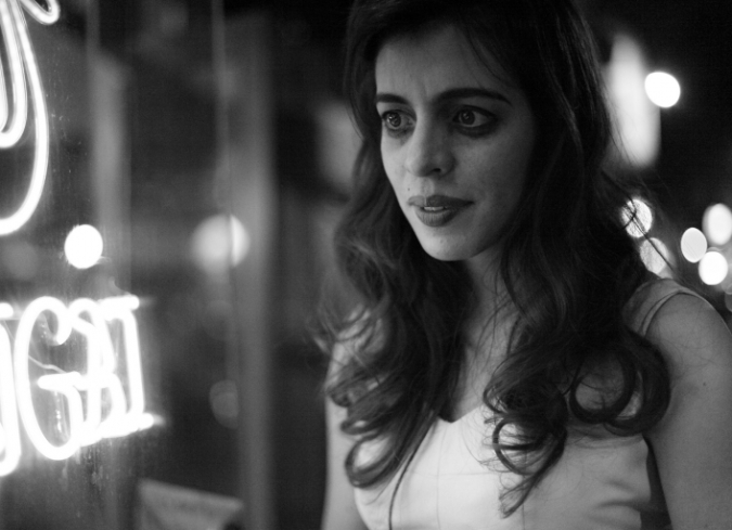 En 1942, cuando el Congreso de la Uni�n aprob� el decreto del presidente Manuel �vila Camacho, M�xico declara la guerra a las potencias del eje y se prepara para participar en el conflicto b�lico. En este contexto, muchos j�venes viven con la incertidumbre de que, en cualquier momento, ser�n llamados para unirse a las fuerzas armadas. Este es el caso de Jorge (Norman Delgadillo), un estudiante de la carrera de Qu�mica que vive enamorado de Paquita (Vico Escorcia) y siente la necesidad de perder su virginidad antes de alistarse en el ej�rcito. Para lograrlo, �l decide realizar una apuesta con su mejor amigo y compa�ero de estudios, Goyo (Gabino Rodr�guez), cuya novia es Graciela (Sof�a Espinosa), para determinar qui�n de los dos convencer� primero a su novia de asistir al laboratorio que comparten, una especie de guarida ubicada en la calle Mar del Norte, en Tacuba, cerca del Centro Hist�rico de la Ciudad de M�xico. Aunque Goyo est� enamorado de ?Chela?, como cari�osamente le dice, el joven no est� interesado en ganarle a su amigo; �l prefiere deambular por las noches en busca de prostitutas, a quienes convence de acompa�arlo al laboratorio sin saber que sus vidas corren peligro.  - ENFILME.COM