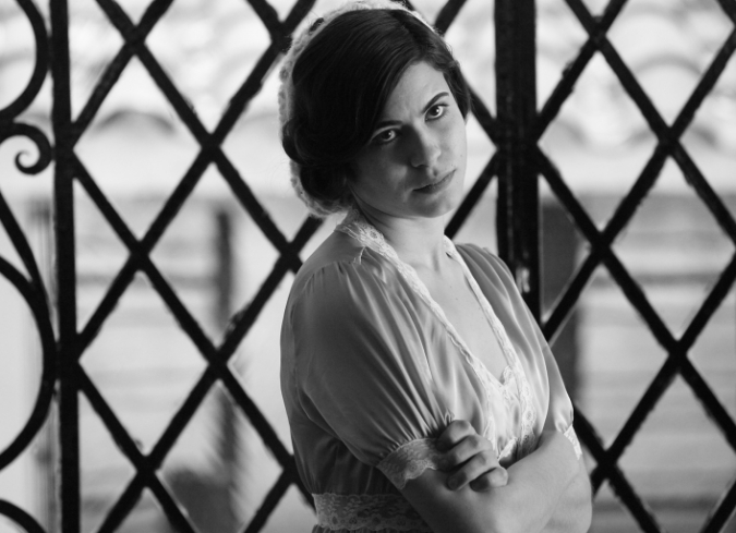 En 1942, cuando el Congreso de la Uni�n aprob� el decreto del presidente Manuel �vila Camacho, M�xico declara la guerra a las potencias del eje y se prepara para participar en el conflicto b�lico. En este contexto, muchos j�venes viven con la incertidumbre de que, en cualquier momento, ser�n llamados para unirse a las fuerzas armadas. Este es el caso de Jorge (Norman Delgadillo), un estudiante de la carrera de Qu�mica que vive enamorado de Paquita (Vico Escorcia) y siente la necesidad de perder su virginidad antes de alistarse en el ej�rcito. Para lograrlo, �l decide realizar una apuesta con su mejor amigo y compa�ero de estudios, Goyo (Gabino Rodr�guez), cuya novia es Graciela (Sof�a Espinosa), para determinar qui�n de los dos convencer� primero a su novia de asistir al laboratorio que comparten, una especie de guarida ubicada en la calle Mar del Norte, en Tacuba, cerca del Centro Hist�rico de la Ciudad de M�xico. Aunque Goyo est� enamorado de ?Chela?, como cari�osamente le dice, el joven no est� interesado en ganarle a su amigo; �l prefiere deambular por las noches en busca de prostitutas, a quienes convence de acompa�arlo al laboratorio sin saber que sus vidas corren peligro.  - ENFILME.COM