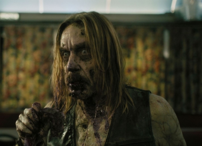 No importa lo que Jim Jarmusch intente, es imposible que sus trabajos carezcan de la gracia, la chispa, y el recubrimiento filos�fico y humanista que le son idiosincr�sicos. Incluso cuando estira un poco de m�s la liga, como es en el caso de�The Dead Don?t Die.  - ENFILME.COM