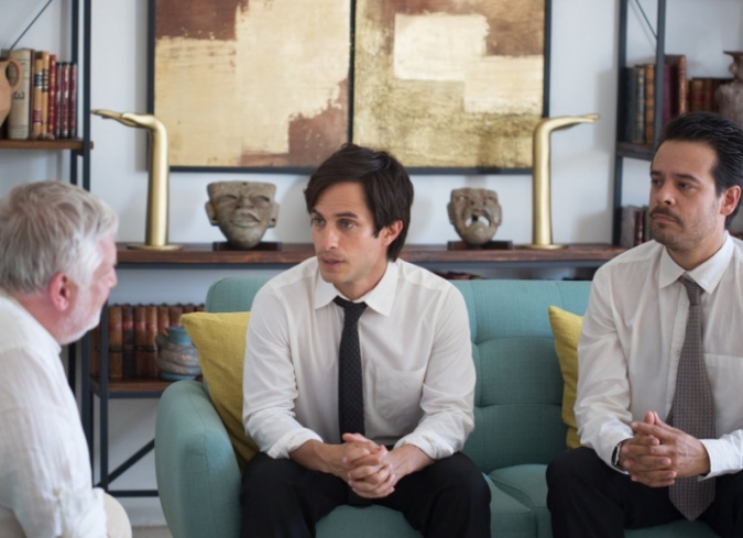 En la d�cada de los ochenta, en Ciudad Sat�lite -a las afueras de la capital de M�xico- viven Juan (Gael Garc�a Bernal) y Wilson (Leonardo Ortizgris), dos j�venes cercanos a los 30 a�os que invierten sus d�as de ocio en burdos juegos reinterpretando la manzana de Guillermo Tell con un cubo de Rubik o cobr�ndole algunos pesos a algunos ni�os para que puedan disfrutar los videojuegos de la �poca. Hastiado por la rutina de adulto desocupado, sin la capacidad para impresionar a su exitoso padre (Alfredo Castro), obsesionado con las implicaciones del t�rmino �hacer historia� y desesperado por demostrar que puede hacer algo especial, Juan decide ejecutar un ambicioso asalto. Durante la Nochebuena de 1985, los j�venes se trasladan al Museo Nacional de Antropolog�a para robar varias piezas art�sticas y vestigios arqueol�gicos -casi todos pertenecientes a la cultura maya-.  - ENFILME.COM