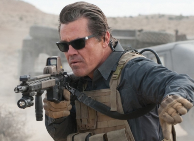 El filme abre con un brutal ataque terrorista orquestado por ISIS en un supermercado en Kansas City; a partir de esa tragedia, se plantea una teor�a de conspiraci�n en la que los terroristas fueron introducidos clandestina e ilegalmente en Estados Unidos por narcotraficantes mexicanos, y uno de ellos se inmol� al ser atrapado en la frontera. Las autoridades estadounidenses reaccionan, pero, en lugar de reforzar la frontera o trabajar con el gobierno mexicano para rastrear a los responsables, el Departamento de Estado contrata a los mercenarios encubiertos Matt Graver (Josh Brolin) y Alejandro Gillick (Benicio Del Toro) para ?iniciar una guerra? en territorio mexicano entre dos de los c�rteles de la droga m�s poderosos de M�xico: el c�rtel de Carlos Reyes y el c�rtel de Matamoros. La estrategia consiste en trasladarse a la Ciudad de M�xico para secuestrar a Isabela Reyes (Isabela Moner), la hija de uno de los capos, para culpar al bando rival, pero cuando llega el momento de la liberaci�n, las traiciones emergen poniendo a Matt y Alejandro en severos dilemas.  - ENFILME.COM