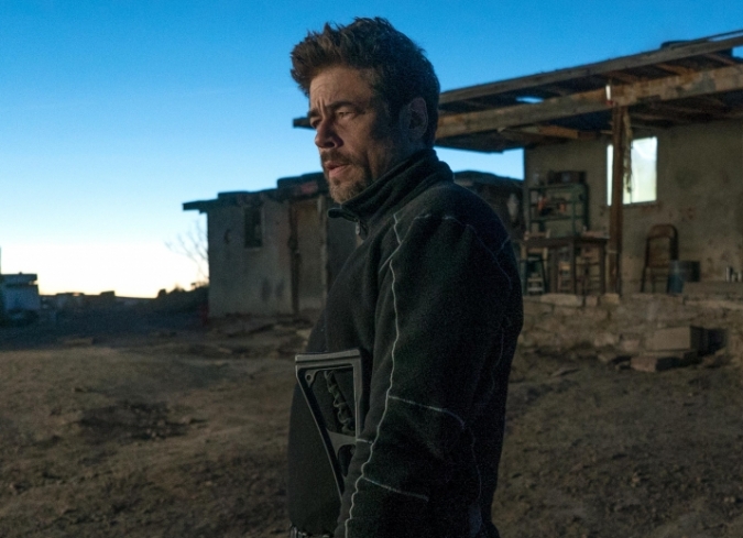 El filme abre con un brutal ataque terrorista orquestado por ISIS en un supermercado en Kansas City; a partir de esa tragedia, se plantea una teor�a de conspiraci�n en la que los terroristas fueron introducidos clandestina e ilegalmente en Estados Unidos por narcotraficantes mexicanos, y uno de ellos se inmol� al ser atrapado en la frontera. Las autoridades estadounidenses reaccionan, pero, en lugar de reforzar la frontera o trabajar con el gobierno mexicano para rastrear a los responsables, el Departamento de Estado contrata a los mercenarios encubiertos Matt Graver (Josh Brolin) y Alejandro Gillick (Benicio Del Toro) para ?iniciar una guerra? en territorio mexicano entre dos de los c�rteles de la droga m�s poderosos de M�xico: el c�rtel de Carlos Reyes y el c�rtel de Matamoros. La estrategia consiste en trasladarse a la Ciudad de M�xico para secuestrar a Isabela Reyes (Isabela Moner), la hija de uno de los capos, para culpar al bando rival, pero cuando llega el momento de la liberaci�n, las traiciones emergen poniendo a Matt y Alejandro en severos dilemas.  - ENFILME.COM