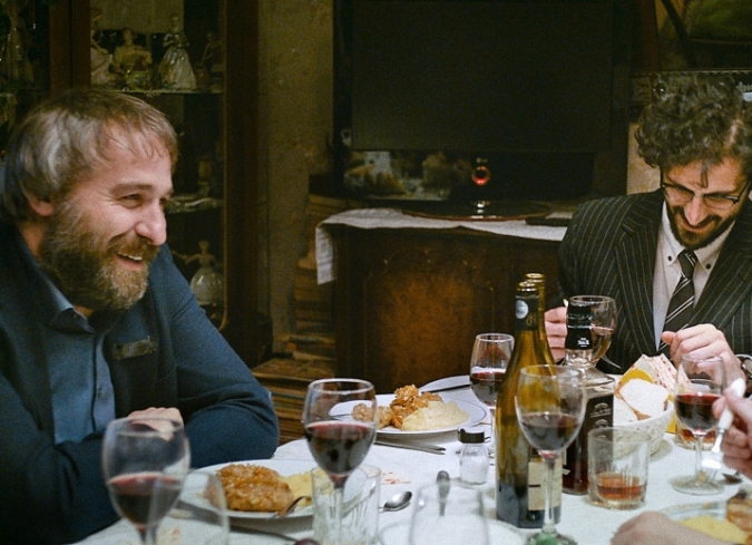 Lary, un m�dico en la cima de su carrera, visita a su familia en Bucarest para conmemorar la reciente muerte de su padre. En medio de las usuales discusiones familiares esperan la llegada del Cura. Nadie ha comido y Lary trata de apaciguar la discusi�n y continuar con la ceremonia. Justo cuando la situaci�n parece calmarse llega un invitado inesperado quien torna la conmemoraci�n en una batalla sin que hayan podido sentarse a comer.  - ENFILME.COM