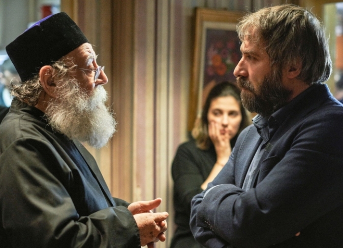 Lary, un m�dico en la cima de su carrera, visita a su familia en Bucarest para conmemorar la reciente muerte de su padre. En medio de las usuales discusiones familiares esperan la llegada del Cura. Nadie ha comido y Lary trata de apaciguar la discusi�n y continuar con la ceremonia. Justo cuando la situaci�n parece calmarse llega un invitado inesperado quien torna la conmemoraci�n en una batalla sin que hayan podido sentarse a comer.  - ENFILME.COM