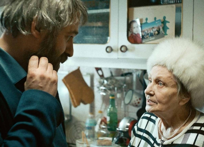 Lary, un m�dico en la cima de su carrera, visita a su familia en Bucarest para conmemorar la reciente muerte de su padre. En medio de las usuales discusiones familiares esperan la llegada del Cura. Nadie ha comido y Lary trata de apaciguar la discusi�n y continuar con la ceremonia. Justo cuando la situaci�n parece calmarse llega un invitado inesperado quien torna la conmemoraci�n en una batalla sin que hayan podido sentarse a comer.  - ENFILME.COM