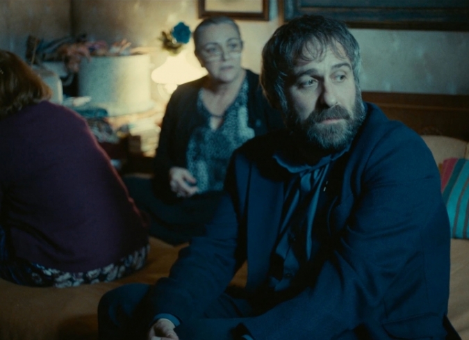 Lary, un m�dico en la cima de su carrera, visita a su familia en Bucarest para conmemorar la reciente muerte de su padre. En medio de las usuales discusiones familiares esperan la llegada del Cura. Nadie ha comido y Lary trata de apaciguar la discusi�n y continuar con la ceremonia. Justo cuando la situaci�n parece calmarse llega un invitado inesperado quien torna la conmemoraci�n en una batalla sin que hayan podido sentarse a comer.  - ENFILME.COM