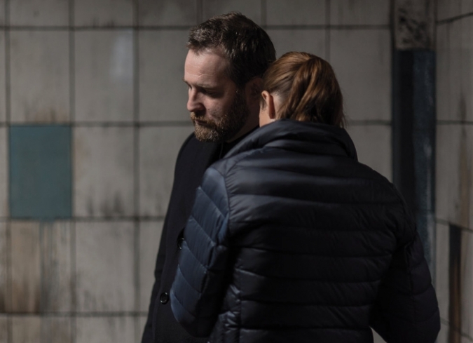 A partir de la ruptura de un matrimonio y utilizando el paisaje desolado de las afueras nevadas de Mosc� como tel�n de fondo, 'Sin amor',�de Andrey Zvyagintsev,�recurre a la tensi�n estremecedora que se cierne sobre el �nico hijo de la pareja para construir una poderosa y sombr�a alegor�a de la devastadora ausencia de empat�a en la sociedad rusa contempor�nea.  - ENFILME.COM