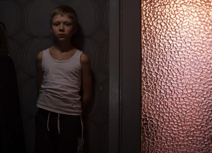 A partir de la ruptura de un matrimonio y utilizando el paisaje desolado de las afueras nevadas de Mosc� como tel�n de fondo, 'Sin amor',�de Andrey Zvyagintsev,�recurre a la tensi�n estremecedora que se cierne sobre el �nico hijo de la pareja para construir una poderosa y sombr�a alegor�a de la devastadora ausencia de empat�a en la sociedad rusa contempor�nea.  - ENFILME.COM