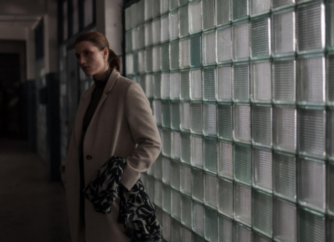 A partir de la ruptura de un matrimonio y utilizando el paisaje desolado de las afueras nevadas de Mosc� como tel�n de fondo, 'Sin amor',�de Andrey Zvyagintsev,�recurre a la tensi�n estremecedora que se cierne sobre el �nico hijo de la pareja para construir una poderosa y sombr�a alegor�a de la devastadora ausencia de empat�a en la sociedad rusa contempor�nea.  - ENFILME.COM