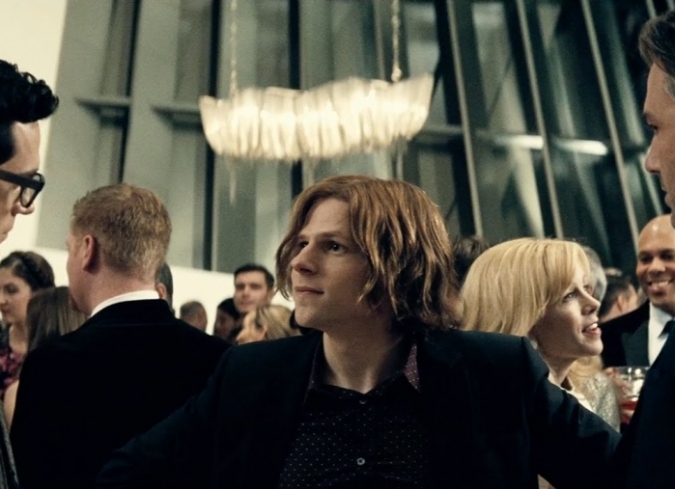 Siguiendo el ejemplo de�Marvel�de producir tramas que conectan a todos los personajes de c�mic de un universo cinematogr�fico,�DC Comics, a trav�s de�Warner Bros. Pictures., lanza 'Batman v Superman: Dawn of Justice'�(2016), un ambicioso filme a cargo de�Zack Snyder�(300, 2006;�Sucker Punch, 2011), en el que aparecen juntos por primera vez en la pantalla grande dos de los superh�roes m�s ic�nicos de la editorial de historietas.  - ENFILME.COM