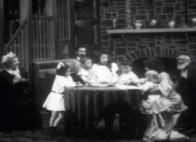 Un encantador filme silente dirigido por�Edwin S. Porter en 1905, adaptado del poema hom�nimo de 1823 de�Clement Clarke. A este poema se le atribuye la concepci�n de Santa Claus desde mediados del siglo XIX hasta la actualidad: su apariencia bonachona, la noche de su visita, su modo de transportarse, el n�mero y los nombres de sus renos, y la tradici�n de traer juguetes a los ni�os  - ENFILME.COM