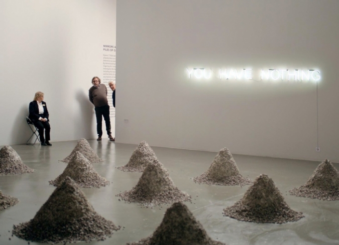 Christian (Claes Bang) es un ciudadano escandinavo que trabaja en Estocolmo como curador de un museo de arte contempor�neo. Un d�a, durante su camino al trabajo, su tel�fono y su cartera son robados de una manera muy creativa. El tel�fono tiene un rastreador GPS; junto con otro de los empleados del museo, Christian rastrea la ubicaci�n del dispositivo m�vil en un edificio suburbano m�s pobre. Despu�s de unas copas de vino, redactan una carta en la que exigen la devoluci�n de los objetos. La intenci�n es poner copias de la carta en cada puerta del edificio, esperando que una de ellas llegue al ladr�n. Sin embargo, ese acto acarrea una serie de consecuencias en las que la paciencia, la creatividad y la honestidad de Christian se pondr�n a prueba.  - ENFILME.COM