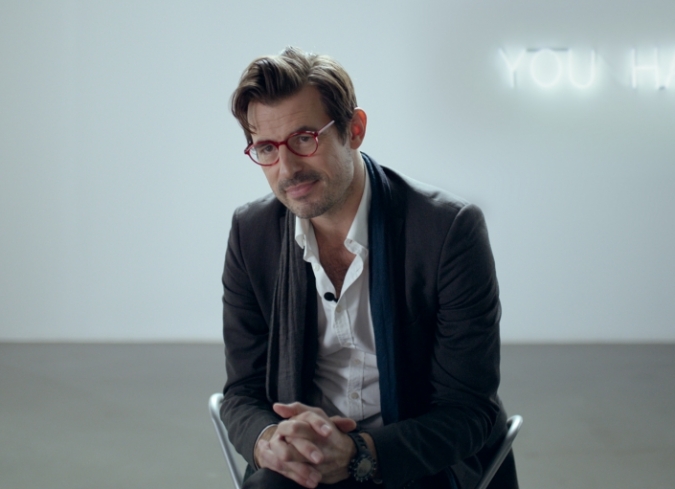 Christian (Claes Bang) es un ciudadano escandinavo que trabaja en Estocolmo como curador de un museo de arte contempor�neo. Un d�a, durante su camino al trabajo, su tel�fono y su cartera son robados de una manera muy creativa. El tel�fono tiene un rastreador GPS; junto con otro de los empleados del museo, Christian rastrea la ubicaci�n del dispositivo m�vil en un edificio suburbano m�s pobre. Despu�s de unas copas de vino, redactan una carta en la que exigen la devoluci�n de los objetos. La intenci�n es poner copias de la carta en cada puerta del edificio, esperando que una de ellas llegue al ladr�n. Sin embargo, ese acto acarrea una serie de consecuencias en las que la paciencia, la creatividad y la honestidad de Christian se pondr�n a prueba.  - ENFILME.COM