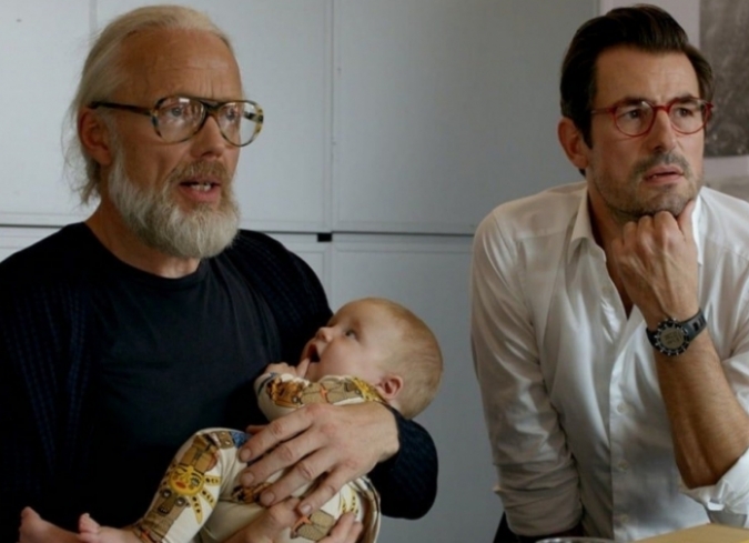 Christian (Claes Bang) es un ciudadano escandinavo que trabaja en Estocolmo como curador de un museo de arte contempor�neo. Un d�a, durante su camino al trabajo, su tel�fono y su cartera son robados de una manera muy creativa. El tel�fono tiene un rastreador GPS; junto con otro de los empleados del museo, Christian rastrea la ubicaci�n del dispositivo m�vil en un edificio suburbano m�s pobre. Despu�s de unas copas de vino, redactan una carta en la que exigen la devoluci�n de los objetos. La intenci�n es poner copias de la carta en cada puerta del edificio, esperando que una de ellas llegue al ladr�n. Sin embargo, ese acto acarrea una serie de consecuencias en las que la paciencia, la creatividad y la honestidad de Christian se pondr�n a prueba.  - ENFILME.COM