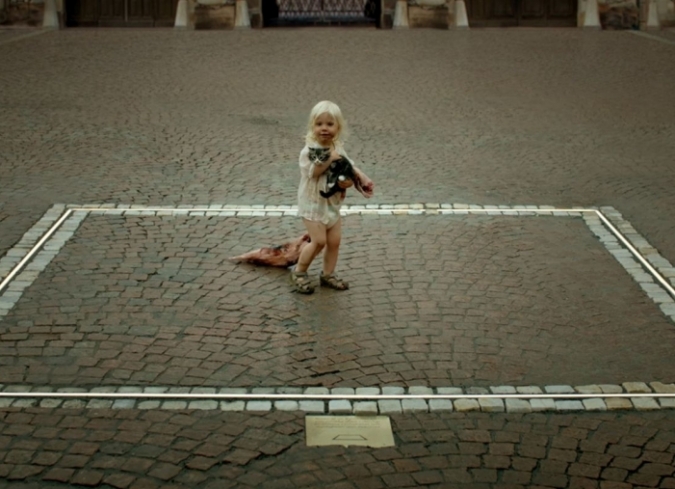 Christian (Claes Bang) es un ciudadano escandinavo que trabaja en Estocolmo como curador de un museo de arte contempor�neo. Un d�a, durante su camino al trabajo, su tel�fono y su cartera son robados de una manera muy creativa. El tel�fono tiene un rastreador GPS; junto con otro de los empleados del museo, Christian rastrea la ubicaci�n del dispositivo m�vil en un edificio suburbano m�s pobre. Despu�s de unas copas de vino, redactan una carta en la que exigen la devoluci�n de los objetos. La intenci�n es poner copias de la carta en cada puerta del edificio, esperando que una de ellas llegue al ladr�n. Sin embargo, ese acto acarrea una serie de consecuencias en las que la paciencia, la creatividad y la honestidad de Christian se pondr�n a prueba.  - ENFILME.COM