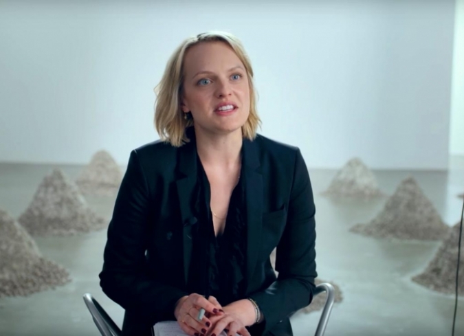 Christian (Claes Bang) es un ciudadano escandinavo que trabaja en Estocolmo como curador de un museo de arte contempor�neo. Un d�a, durante su camino al trabajo, su tel�fono y su cartera son robados de una manera muy creativa. El tel�fono tiene un rastreador GPS; junto con otro de los empleados del museo, Christian rastrea la ubicaci�n del dispositivo m�vil en un edificio suburbano m�s pobre. Despu�s de unas copas de vino, redactan una carta en la que exigen la devoluci�n de los objetos. La intenci�n es poner copias de la carta en cada puerta del edificio, esperando que una de ellas llegue al ladr�n. Sin embargo, ese acto acarrea una serie de consecuencias en las que la paciencia, la creatividad y la honestidad de Christian se pondr�n a prueba.  - ENFILME.COM