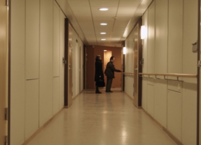 La consecuencia ha sido una extensa colecci�n de existencias en el aislamiento unas de otras; cuando la sana ?solitude? se precipita hacia la aciaga ?loneliness?.  - ENFILME.COM